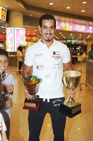 البطل عبدالله الفاضل مع الكؤوس التي حققها﻿