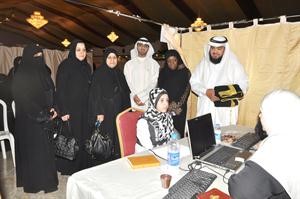 الشيخ صالح النهام وعبداللطيف الكندري وعضوات اللجنة اثناء زيارة اختبارات الجائزة بالمسجد الكبير﻿