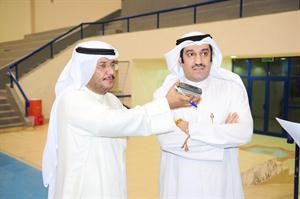 احمد الشحومي متحدثا للزميل مبارك الخالدي﻿
