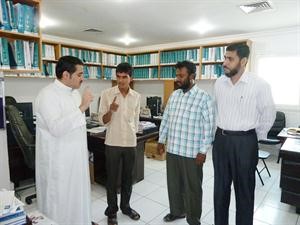 احد المهتدين الجدد خلال نطقه الشهادتين
