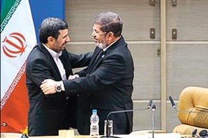دمحمد مرسي يسلم رئاسة عدم الانحياز الى نظيره الايراني محمود احمدي نجاد رويترز