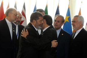 الرئيس الايراني احمدي نجاد مستقبلا الرئيس المصري محمد مرسي في طهران امس 	افپ﻿