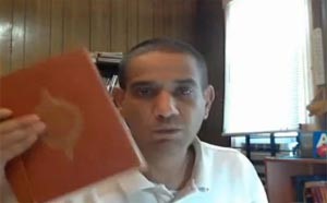 علماء يطالبون بمحاكمة الملحد الذي مزق المصحف