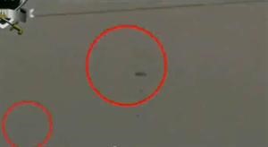 صورة ماخوذة عن فيديو بثه ناشطون لمن قالوا انه احد طياري الميغ لحظة هبوطه بالمظلة