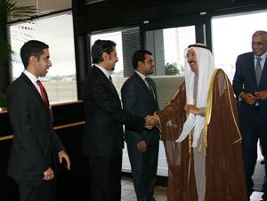 صاحب السمو الامير مصافحا اعضاء السفارة﻿