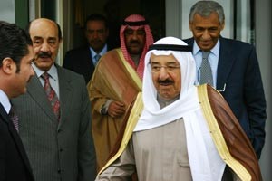 صاحب السمو الامير الشيخ صباح الاحمد والشيخ مشعل الاحمد لدى مغادرتهما المملكة المتحدة وفي وداعهما الرئيس جاسم الخرافي والسفير خالد الدويسان