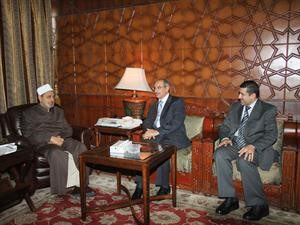 درشيد الحمد خلال لقائه د احمد الطيب شيخ الازهر بحضور اسماعيل الكندري﻿
