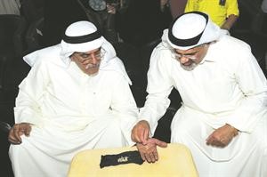 اللواء فهد الفهد يطلع الوزير جمال الشهاب على بعض من حصيلة اللؤلؤ﻿