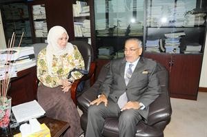 دعبدالحميد البعلي يتحدث للزميلة ليلى الشافعي
