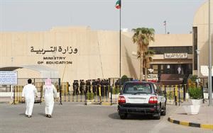 قضية فصل الطالب عن ولي الامر بالمدارس تثير كثيرا من الجدل
