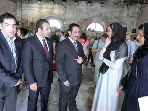 محمد العسعوسي يستمع الى شرح من زهراء بابا المشرفة على جناح الكويت