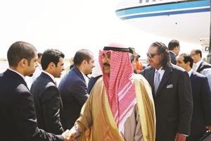 الشيخ مشعل الاحمد والشيخ احمد الفهد يصافحان مستقبليهما في المطار﻿