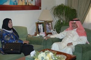 الشيخ دابراهيم الدعيج خلال لقائه منى الصلال
