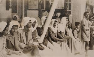 بدر المديرس مع بعض الاصدقاء في مدرسة عمر بن الخطاب عام 1960