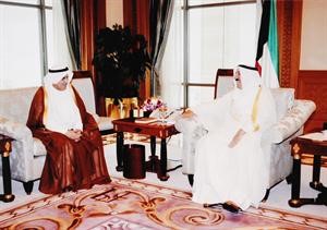 صاحب السمو الامير الشيخ صباح الاحمد مستقبلا بدر المديرس في احدى المناسبات