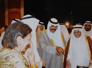 سمو ولي العهد الشيخ نواف الاحمد مع بدر المديرس ووزيرة التربية السابقة نورية الصبيح