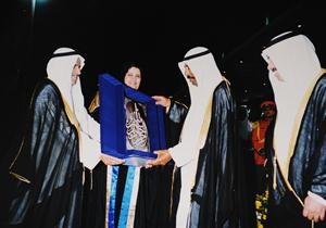 سمو الامير الوالد الشيخ سعد العبدالله رحمه الله يكرم المديرس