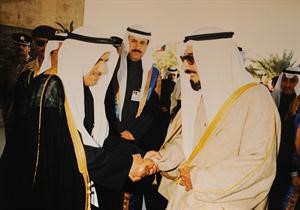سمو الامير الراحل الشيخ جابر الاحمد مصافحا المديرس