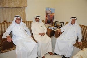 بدر المديرس ورئيس المجلس البلدي السابق احمد صالح العدساني مع الزميل منصور الهاجري