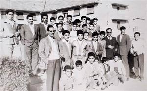 المديرس مع طلاب فصل رابعة متوسط في مدينة الاحمدي في بداية عام 1960