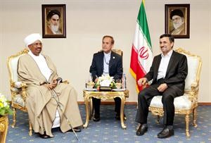 جانب من المباحثات بين الرئيسين الايراني محمود احمدي نجاد ونظيره السوداني حسن البشير على هامش القمة	 افپ﻿