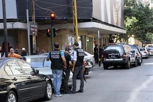 عناصر من فرع المعلومات خلال انتشارهم في شارع الحمراء بحثا عن القوميين المطلوبين للعدالة	 محمود الطويل﻿