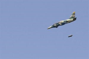 مقاتلة سورية تقصف احياء حلب امس افپ