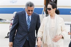 الشيخة امثال الاحمد لدى وصولها الى نابولي وفي استقبالها السفير الشيخ جابر الدعيج
