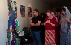 بالفيديو.. امرأة تؤم المصلين رجالاً ونساء في ولاية لوس أنجلوس بأمريكا