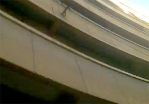 بالفيديو: مصريون يقتحمون عمارة مسكونة بـ" الجن والعفاريت "بالاسكندرية