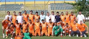 اسعد البنوان متوسطا لاعبي واداريي الفريق﻿