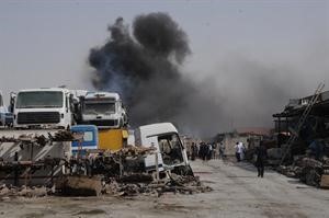 سحب الدخان تتصاعد من موقع الحريق