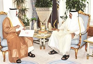 الشيخ حمد بن خليفة ال ثاني خلال لقائه السفير علي الهيفي﻿