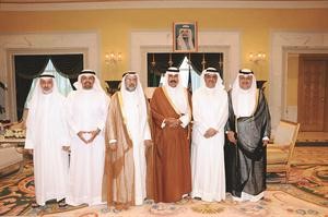سمو نائب الامير خلال لقائه وفدا من عائلة الحوطي﻿