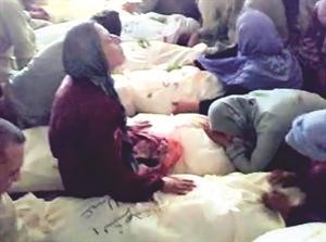 صورة وزعتها الثورة السورية لسوريين يبكون اقاربهم الذين اعدموا ميدانيا في قرية الفان في حماة