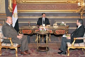 الرئيس د محمد مرسي مستقبلا رئيس الحكومة هشام قنديل ونائب الرئيس محمود محمد مكي افپ