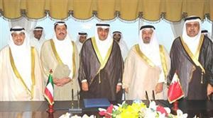 الشيخ احمد ال خليفة وعبدالوهاب البدر والشيخ عزام الصباح اثناء توقيع الاتفاقية﻿