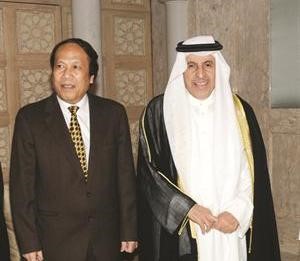 السفير السعودي دعبدالعزيز الفايز مباركا للسفير الفيتنامي﻿