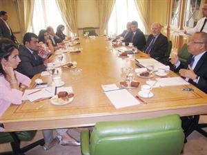 العميري متحدثا خلال اجتماع تنسيقي للمعرض
