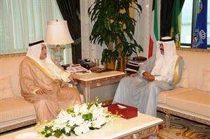 سمو نائب الامير وولي العهد الشيخ نواف الاحمد مستقبلا الشيخ علي الخليفة﻿