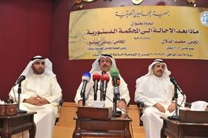 رياض الصانع ومحمد الدلال يتوسطهما عريف الندوة 	متين غوزال﻿