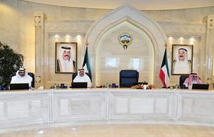 رئيس مجلس الوزراء بالانابة الشيخ احمد الحمود والشيخ احمد الخالد والشيخ صباح الخالد خلال الاجتماع﻿
