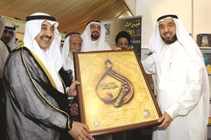 رئيس مجلس الامة جاسم الخرافي يتسلم من دعصام الفليج شعار المنابر القرانية