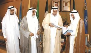 صاحب السمو الامير الشيخ صباح الاحمد مستقبلا دخالد المذكور ودعبدالمحسن الخرافي ودعصام الفليج