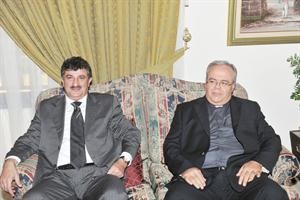 الاب الجديد ريمون عيد مع احد الحضور﻿