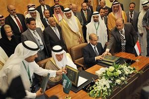 وزير المالية السعودي ابراهيم العساف ووزير التخطيط اليمني محمد السعدي يوقعان الاتفاق افپ