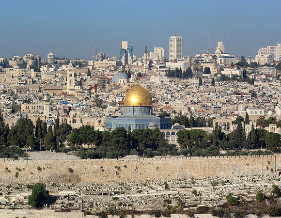 متطرفون يهود يحرقون جزءاً من دير اللطرون بالقدس المحتلة ويكتبون عبارات مسيئة للمسيح احتجاجاً على إخلاء مستوطنة