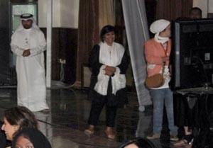 نبيلة العنجري في استقبال المشاركين في التجمع 