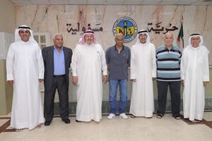 عبد اللطيف الحساوي وفيصل القناعي يتوسطان رجال الصحافة الرياضية﻿