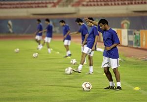 لاعبو النصر خلال احد التدريبات في الكويت عادل يعقوب